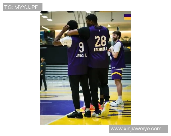 湖人社媒晒球队最新的训练照片，东契奇头戴发带表情轻松